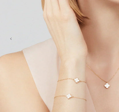 Vitt Halsband med Hängande Blomma