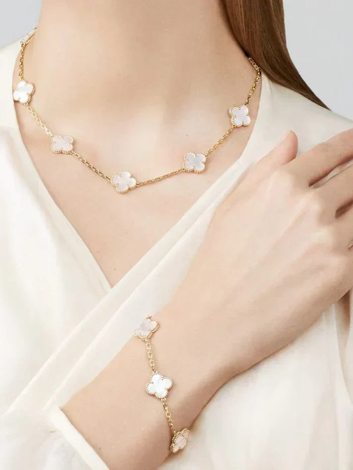KLÖVER | 10 Motiv Vit Halsband" kan skrivas om till "KLÖVER | Vitt Halsband med 10 unika designer".
