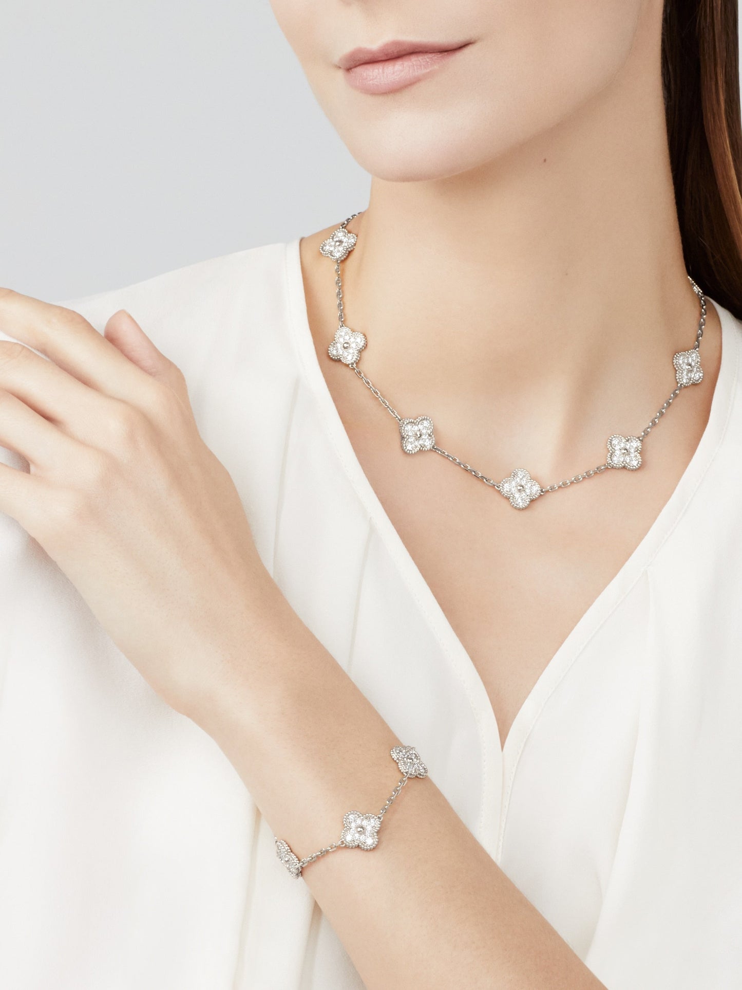 Lyxhalsband med fembladsklöver - 10 designersilver