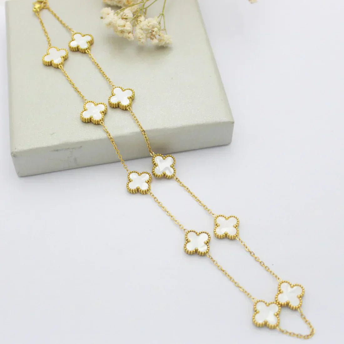 KLÖVER | 10-motivs vitt halsband