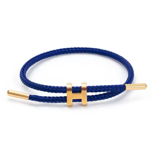 Elegant Flätat Armband med Guld H Spänne