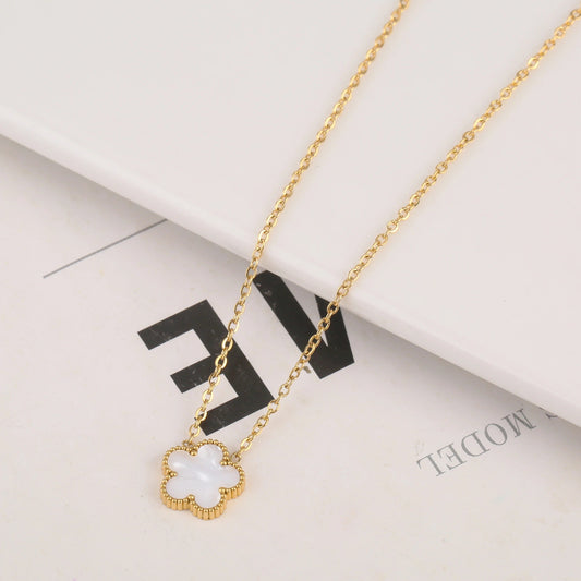 FYRA-LEAF KLOVER | VIT NECKLACE" kan skrivas om som "FYRA-LEAF CLOVER | VIT HALSBAND.